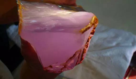 欣赏刚切开的翡翠毛料