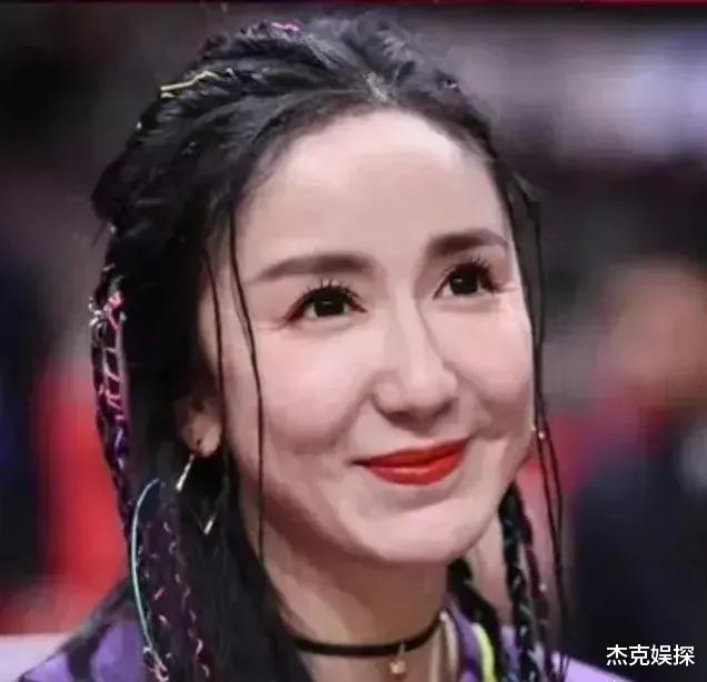 娄艺潇|娄艺潇在商场直播卖女性内衣,打扮妖艳像网红,脸部恢复了好多