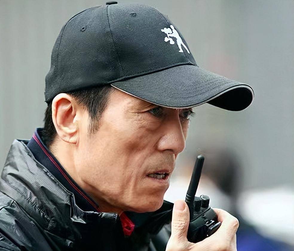 事实证明,11年前举报张艺谋“超生”的何珺,已经走上了另一条路