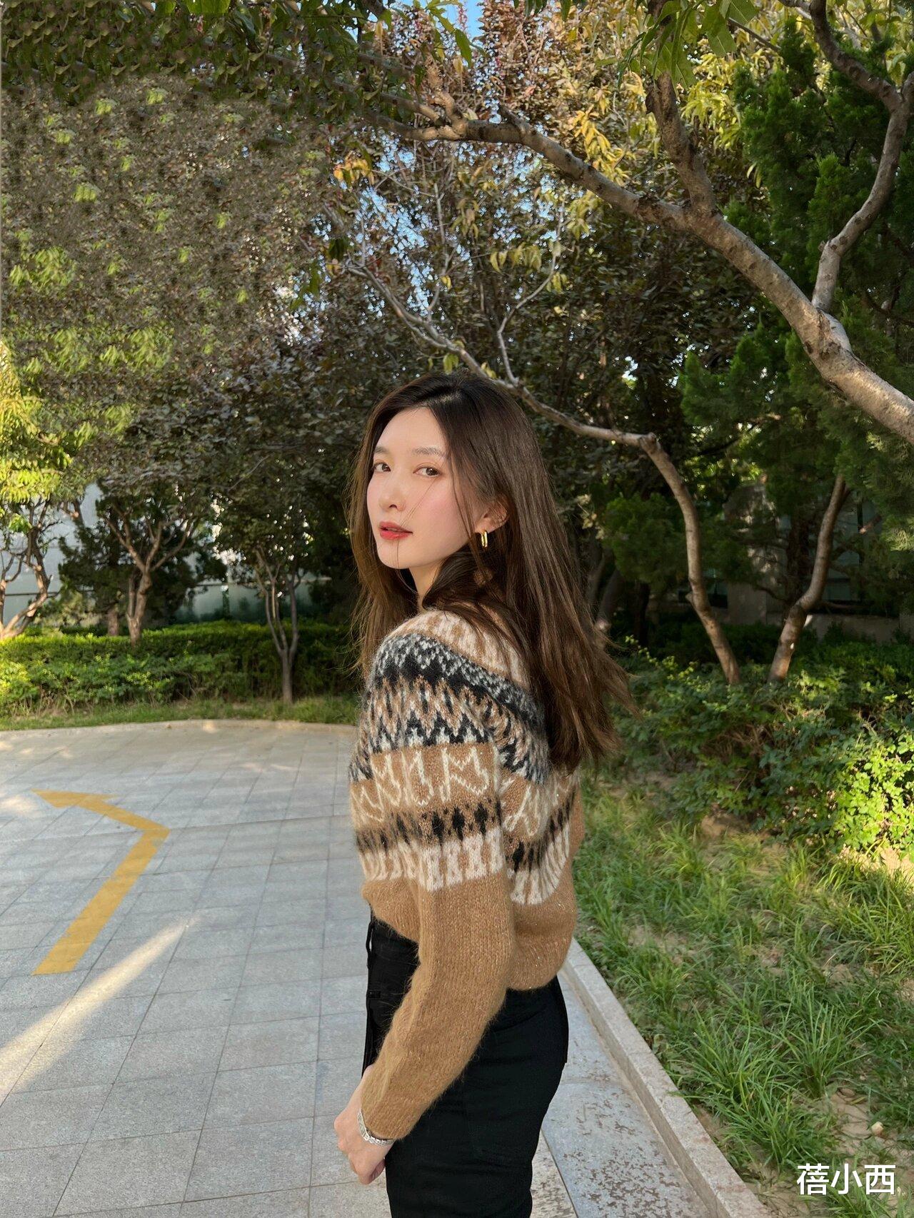 168“江疏影”又带火了极简穿搭:花毛衣+小黑裤,时髦高级又洋气