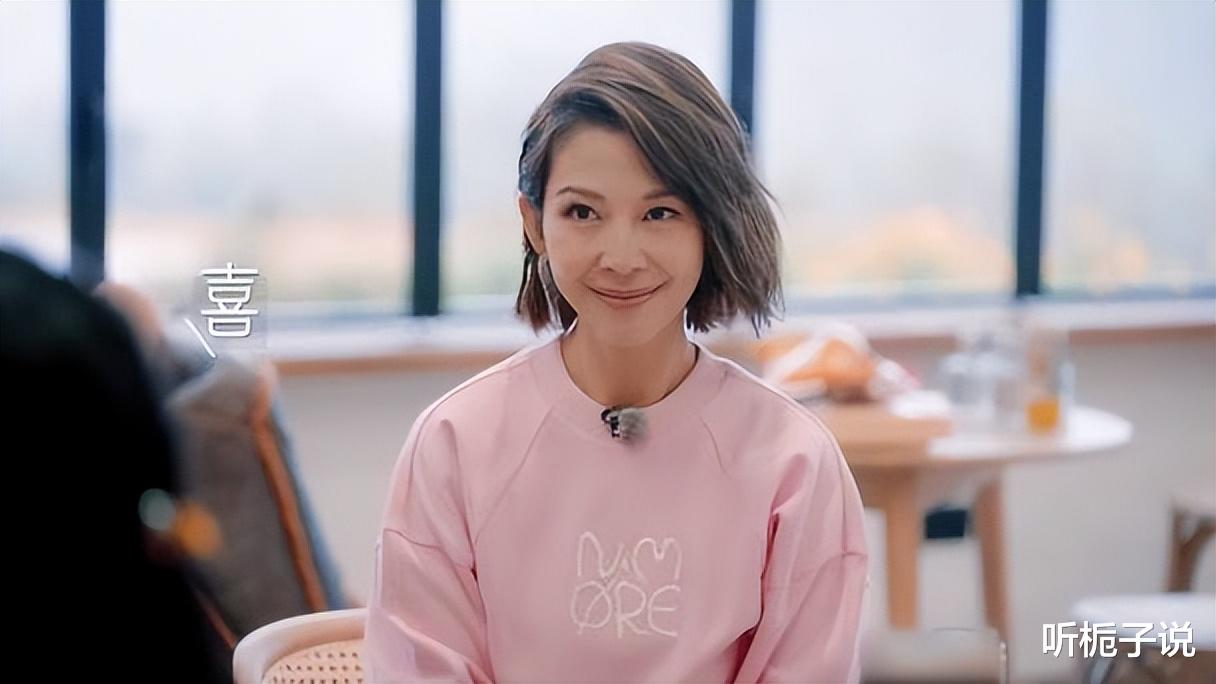 感动！蔡少芬携1300元羽绒服，二次看望独居老人，紧握老爷爷双手