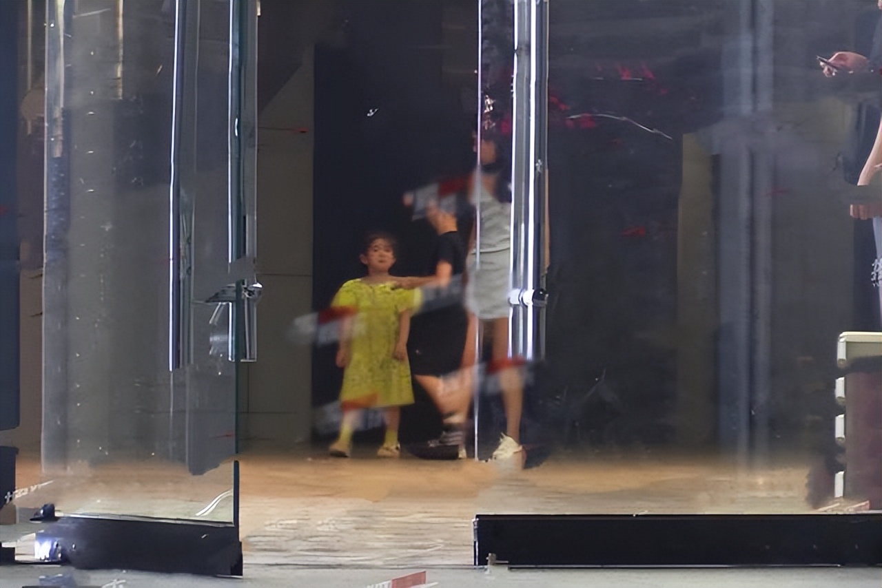 杜宇麒|杜江一家久违现身,霍思燕略微发福,嗯哼亲妹妹疑现身,长得超像哥哥