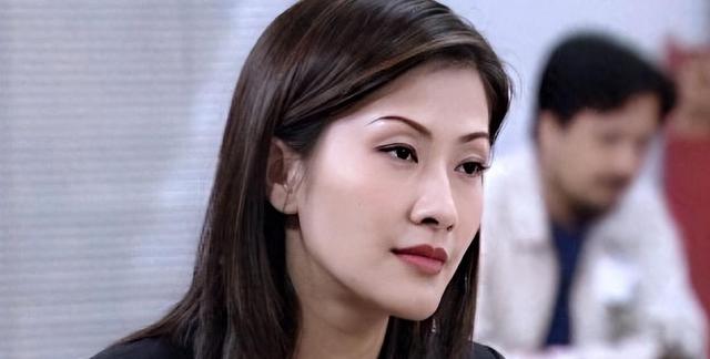 香港“财神爷”弃发妻追陈慧珊,风水师一句话,他转身娶了伏明霞