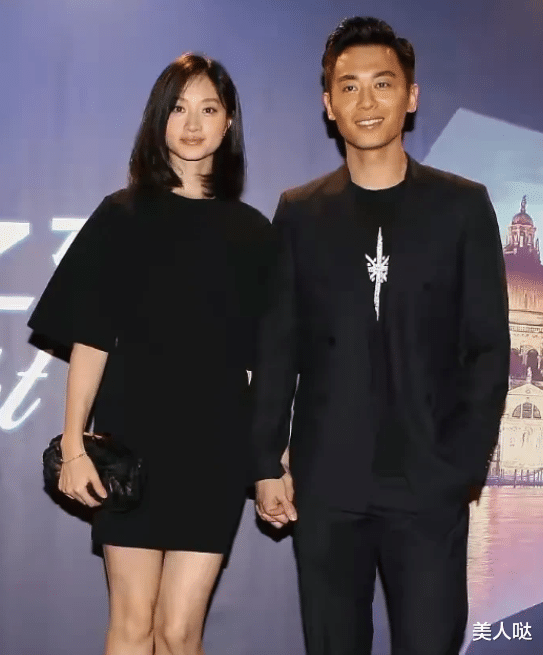 朱亚文 朱亚文夫妻同框，39岁老婆气质清纯像学生，他西装革履像老干部