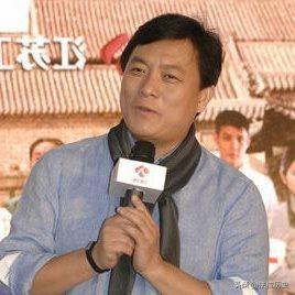 19岁与导演私奔裸婚,在地下室连生3胎,如今丈夫用7部剧将她捧红