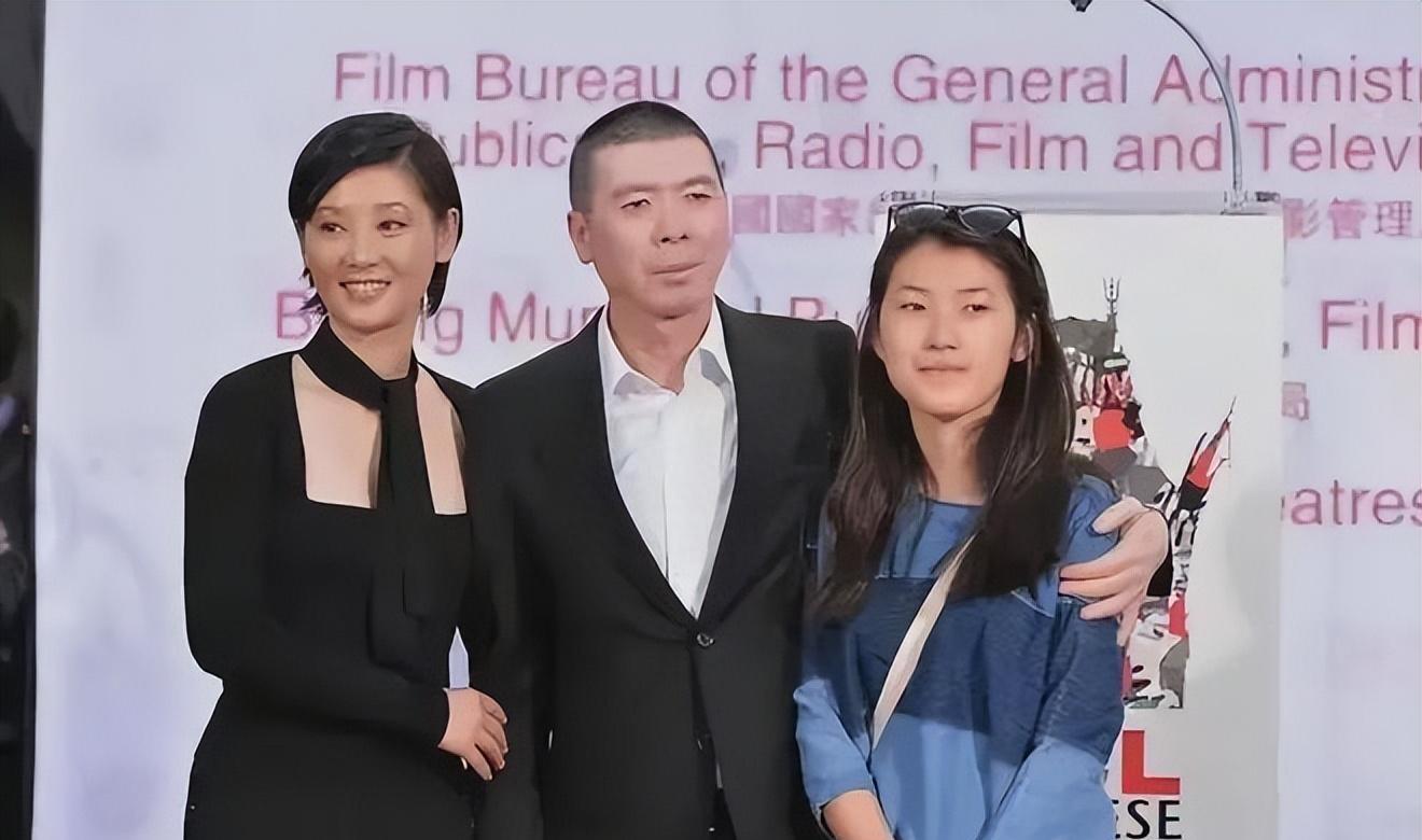 冯小刚又爆一大瓜,妻子徐帆收养的女儿,竟是他的“私生女”