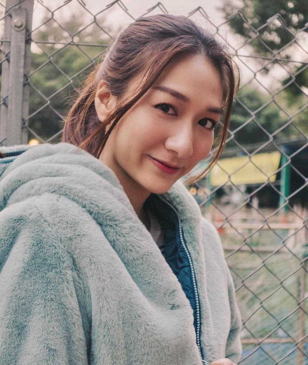 72岁徐少强与女儿相聚!35岁徐颖堃神似母亲雪梨,颜值清纯漂亮