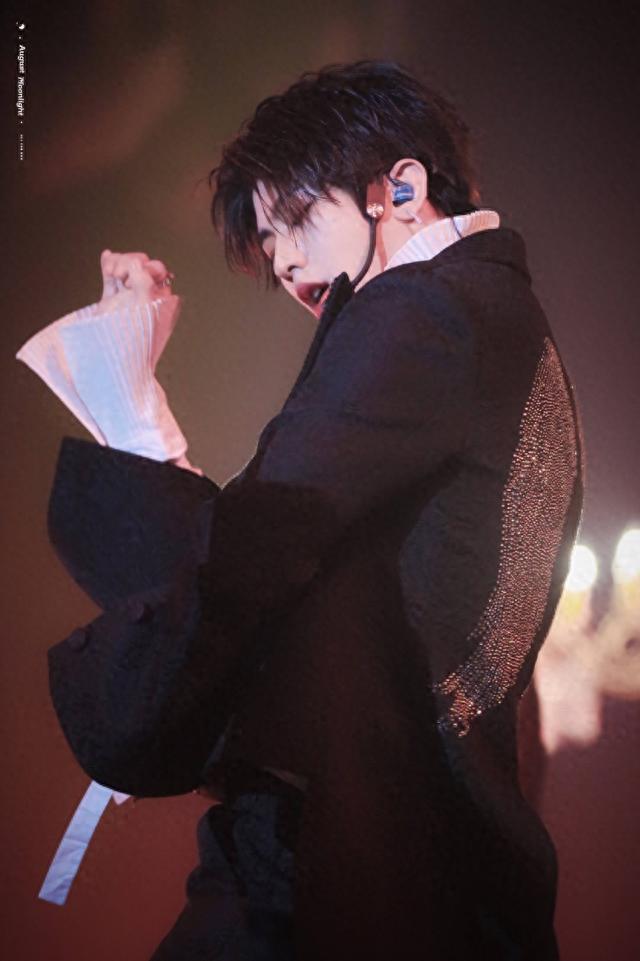 厚颜无耻!一首代表作都没有,却被捧成歌坛顶流,这些小丑羞不羞