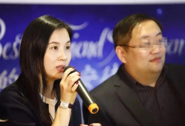 克林特·伊斯特伍德|黄晓明和制片人车咚搂抱！女方是46岁董事长，身家过亿带3娃