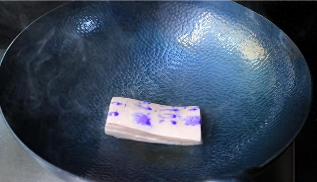 |铁锅刚炒完菜为什么不能用水冲洗？多亏行家提醒，差点犯大错！