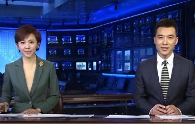 《新闻联播》现神颜，撞脸刘亦菲的90后主播，背景引网友猜测