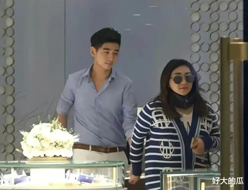 梁安琪外孙女一碗水能端平,亲吻妈妈何超盈,右手紧握爸爸辛奇隆