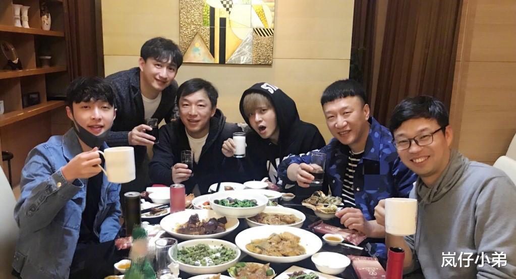 黄渤时隔多年再提男人帮，晒出五人罕见合体照，王迅手势令人泪目