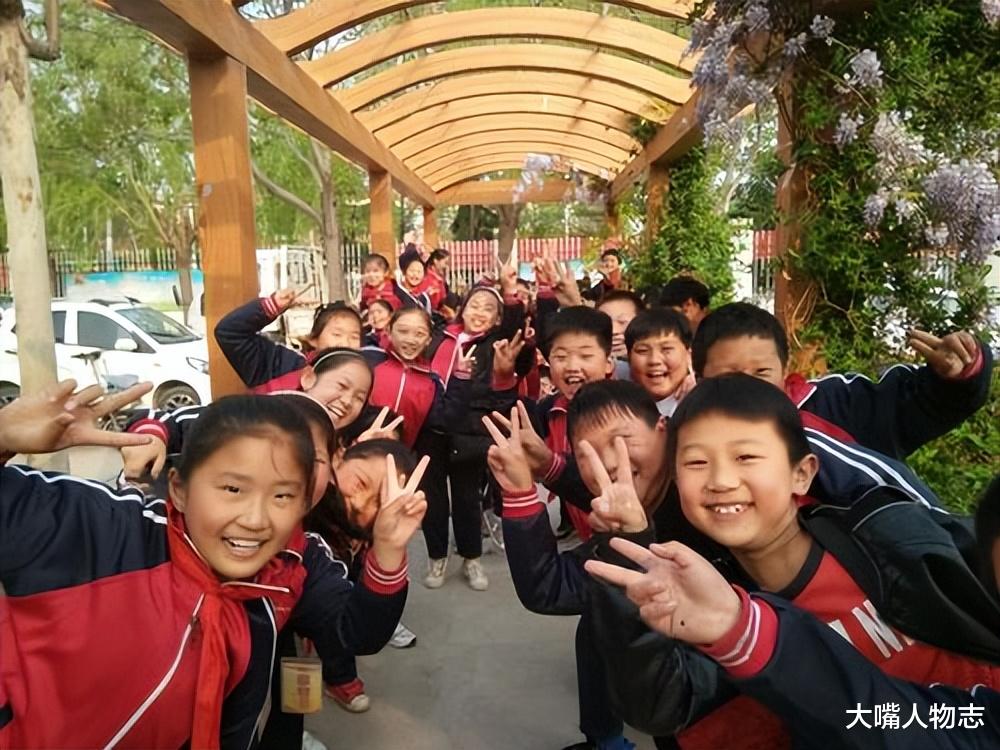 影帝被前妻骗走5000万,6个孩子都不是亲生的,他这一生是一场“大戏”