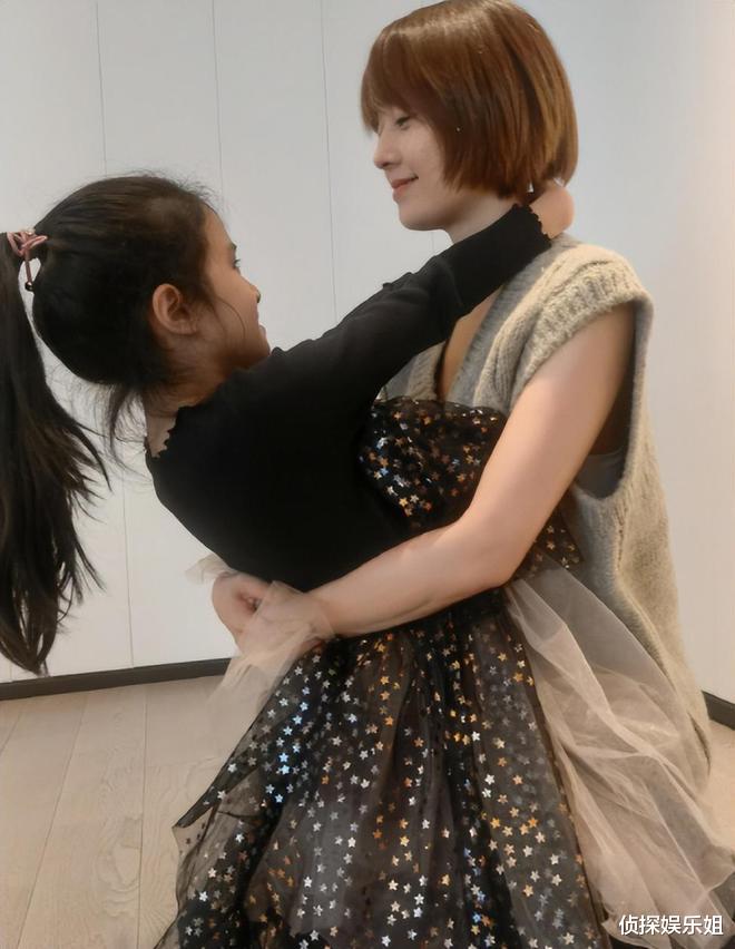 马伊琍庆祝47岁生日，自信晒无修图美拍，扭脖子跳新疆舞年轻可爱