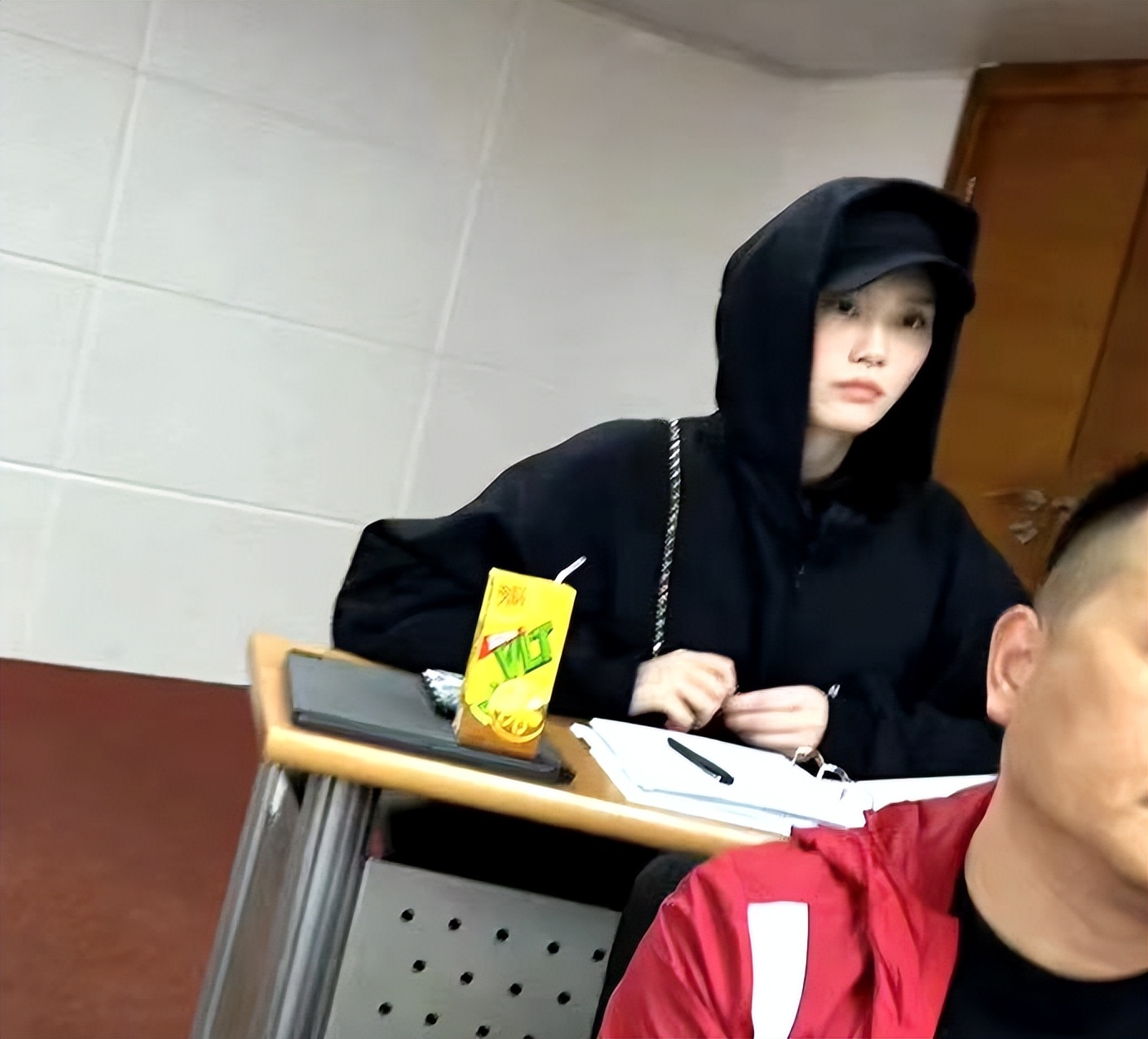 奚梦瑶|奚梦瑶素颜与路人合影被嘲不好看,本尊回应:我没化妆就是很普呀