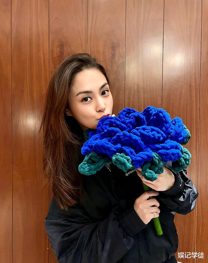 官宣新恋情?42岁钟欣潼与皇甫圣华脸贴脸引猜测,曾被拍接头亲吻