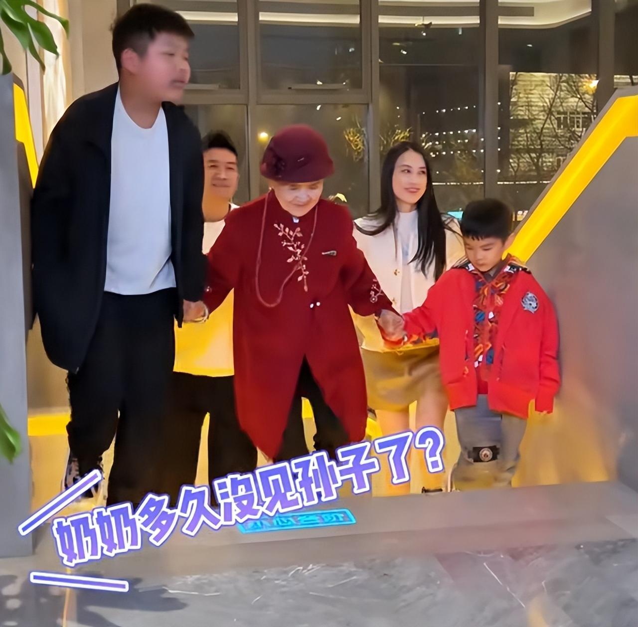 杨子母亲热闹过88大寿，前儿媳陶虹贴心帮切蛋糕，黄圣依避嫌缺席