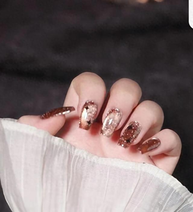 高贵显白美甲：金棕色YYDS--秋季美甲推荐