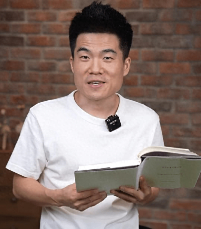 30岁董宇辉参加弟弟婚礼！遭集体排斥笑容凝固，大龄单身全程冷遇