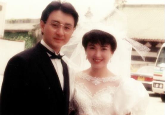 曾是“亚视一姐”，却被渣男老公骗光家产，如今61岁落寞街头