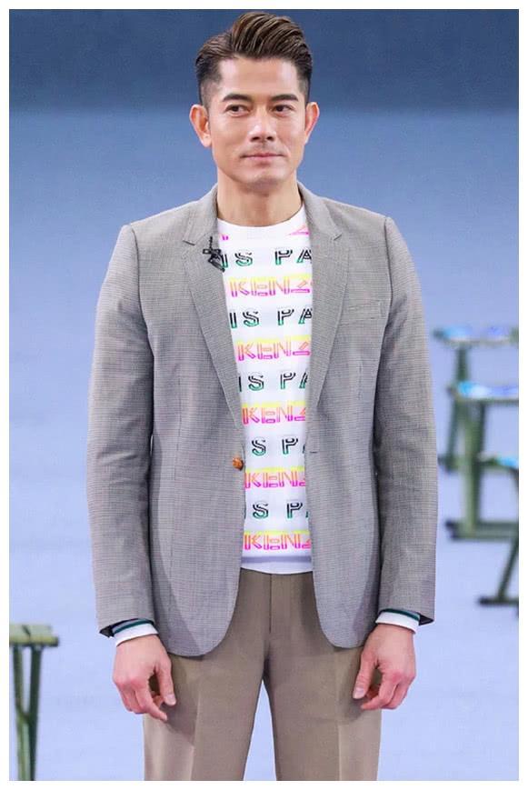 发型 事实证明，这才是57岁郭富城“反油腻”秘诀：衣不穿紧、发不过耳