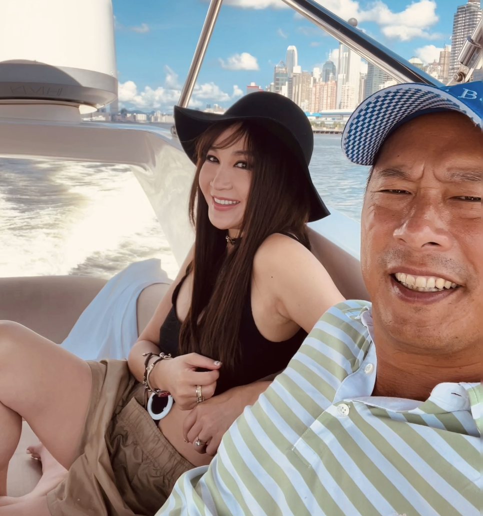 温碧霞|56岁温碧霞晒与13岁养子合影,贴脸卖萌像恋人,庆祝他从美国放假回家