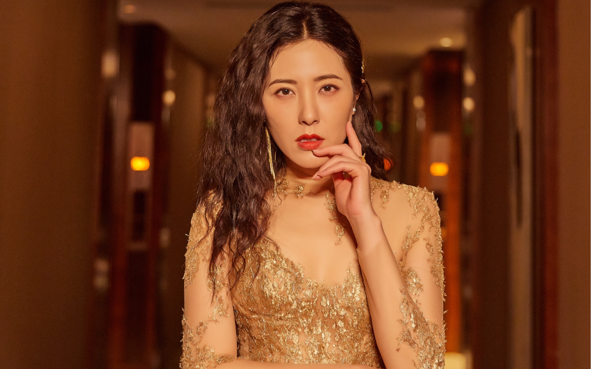 曾黎|曾黎重拾主持棒,央视跨年晚会再现风采,网友:演员跨界也这么卷