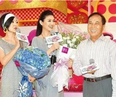 大小S共侍“黑道干爹”,成名路太刺激...