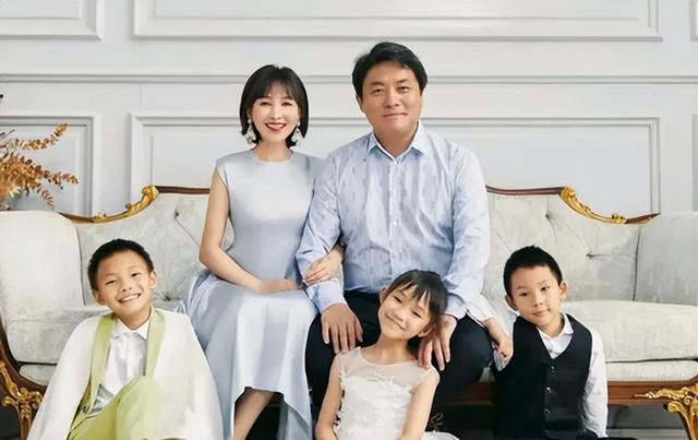 19岁与导演私奔裸婚,在地下室连生3胎,如今丈夫用7部剧将她捧红