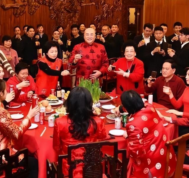 陈丽华|迟重瑞夫妻举办追悼会，陈丽华悲痛哭泣，迟重瑞递纸搀扶满脸心疼！