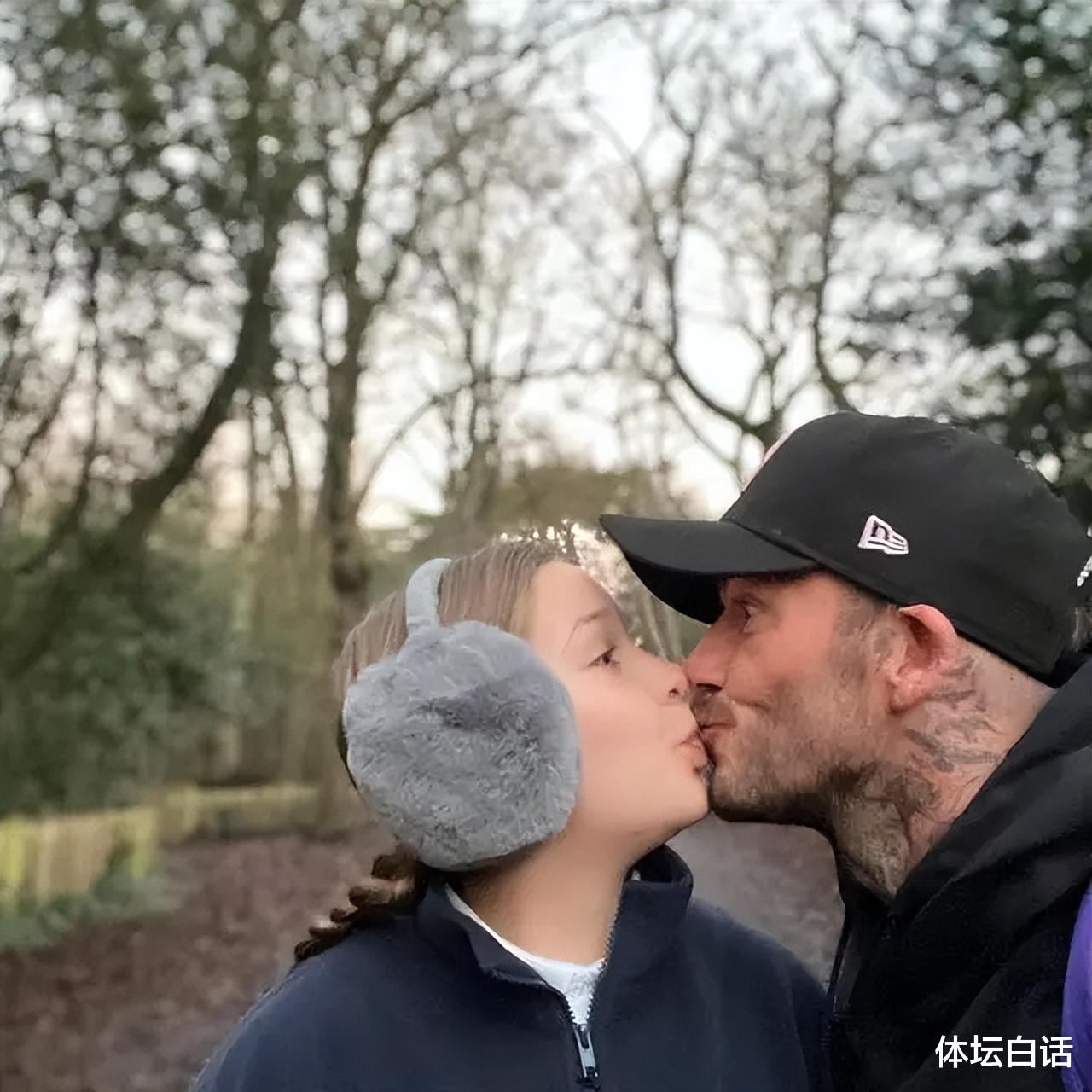 贝克汉姆|有悖伦理？48岁贝克汉姆亲女儿嘴还不够，如今当众环抱咬女儿耳朵