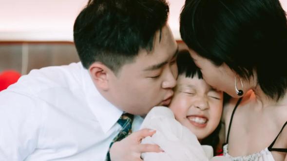 郝邵文|郝邵文刚结婚就被嘲讽“提款机”，替别人养女儿，高情商回怼获赞