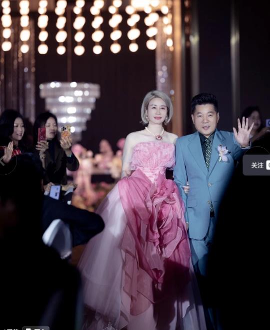 意尔康二公子爱上了小网红,订婚宴红包只发50,家境悬殊被考验6年