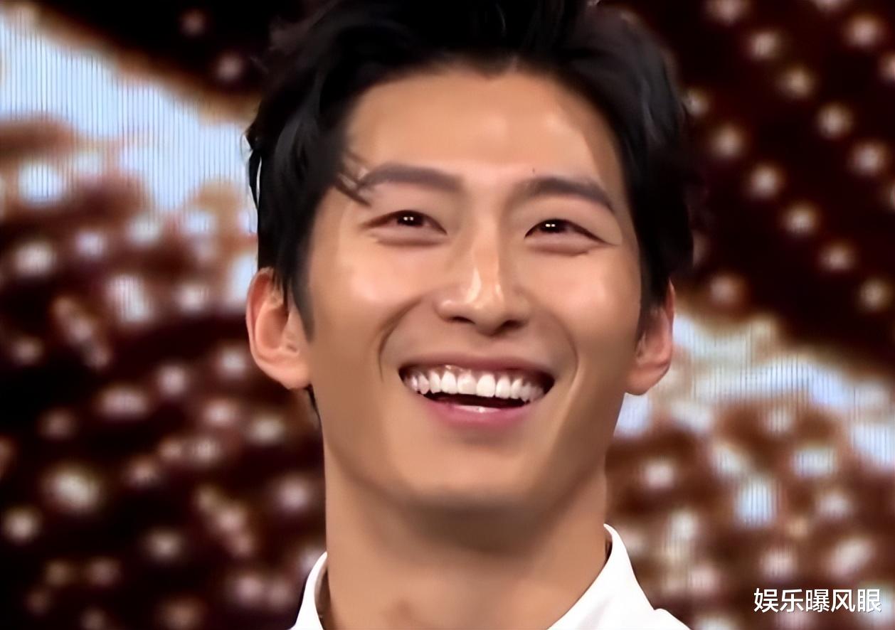 窦骁夫妇韩国度蜜月!何超莲素颜腹凸孕味足,黑脸被老公一戳就笑