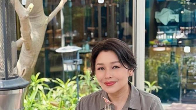 49岁港星低调婚礼，无子女计划，早年曾被误认为变性者