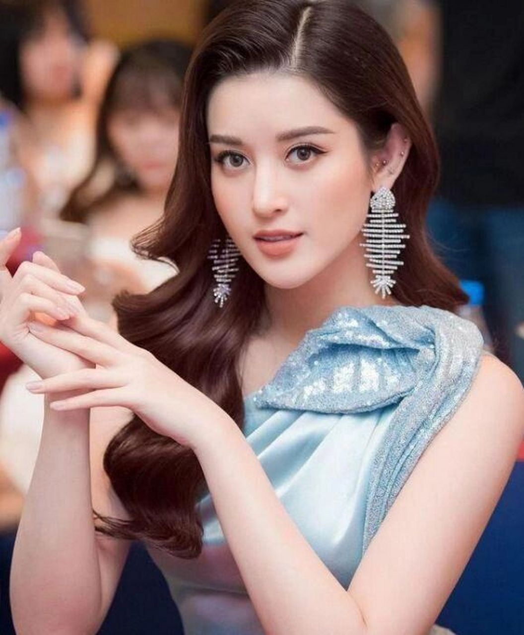 她是越南版的李嘉欣，世界富豪圈的狙击手，40岁带俩娃还被富豪追