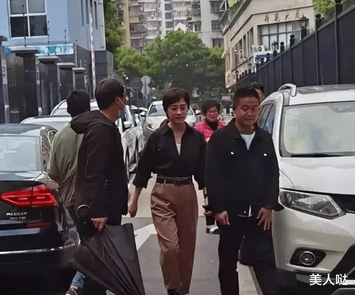 孙俪拍戏被路人偶遇，才40岁头发稀疏黑眼圈明显，苍老得很犹如农家大妈
