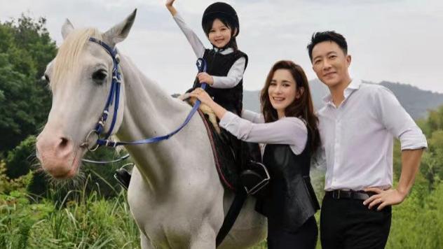 韩庚曝一家三口幸福日常，透露1岁女儿超黏他，惹老婆卢靖姗吃醋