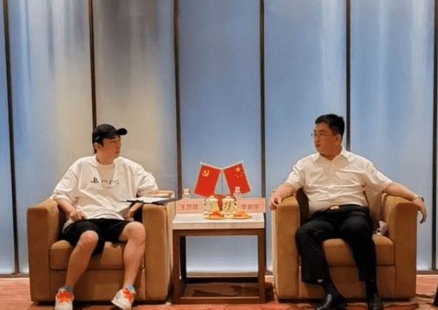 王思聪签约37亿文旅项目，不穿西服亮相惹争议，被调侃不想接班