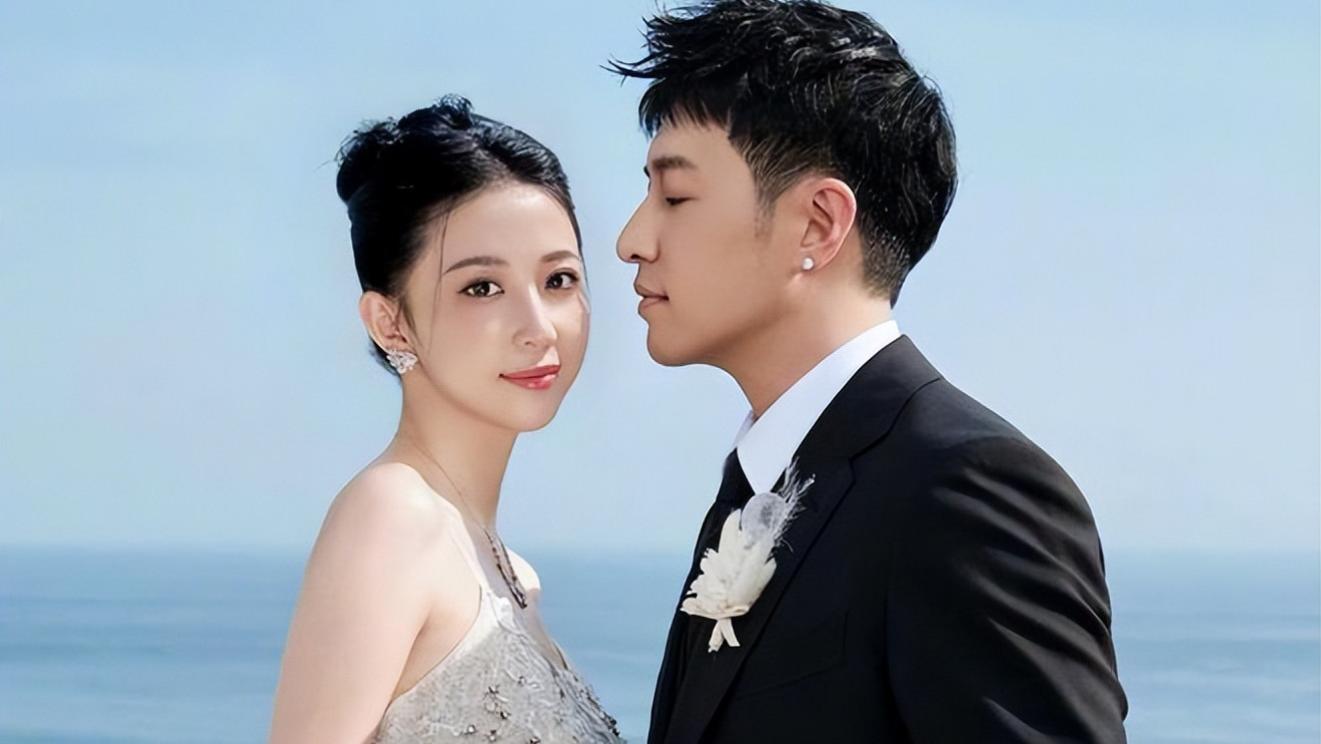 “花花公子”潘玮柏彻底收心，为宣云补办婚礼，每月给10万零花钱