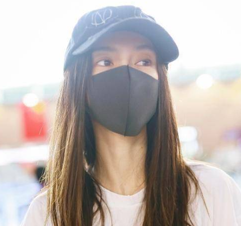 Angelababy baby出席电影节，黑色长裙压场，气质“生人勿近”