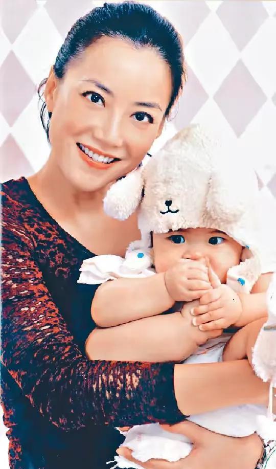 霍汶希女儿正面照曝光!生父是谁一目了然,谢霆锋:养她一辈子!