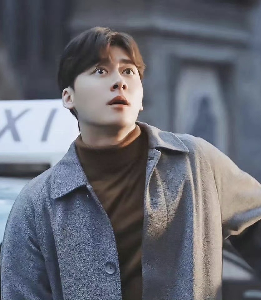 李易峰回老家约好友打球，暴瘦至100斤身体惹担忧，瘦成皮包骨