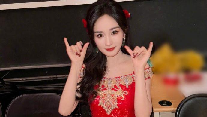 春晚台下也精彩：杨幂晒美照，苏醒打卡后台，岳云鹏回家吃年夜饭