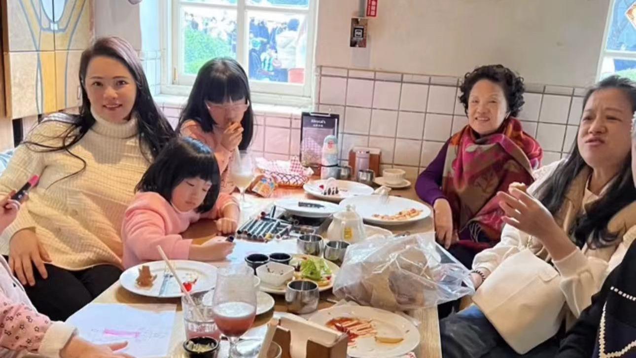 伊能静|伊能静独自带女儿回台北！米粒身高猛长名媛范足，飞机上兴奋落泪