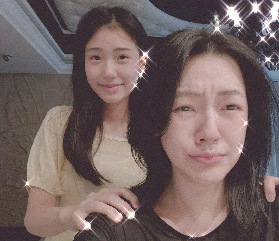 小S|小S15岁二女儿再创收！拍新广告嘟嘴wink好成熟，曾自称要养妈妈