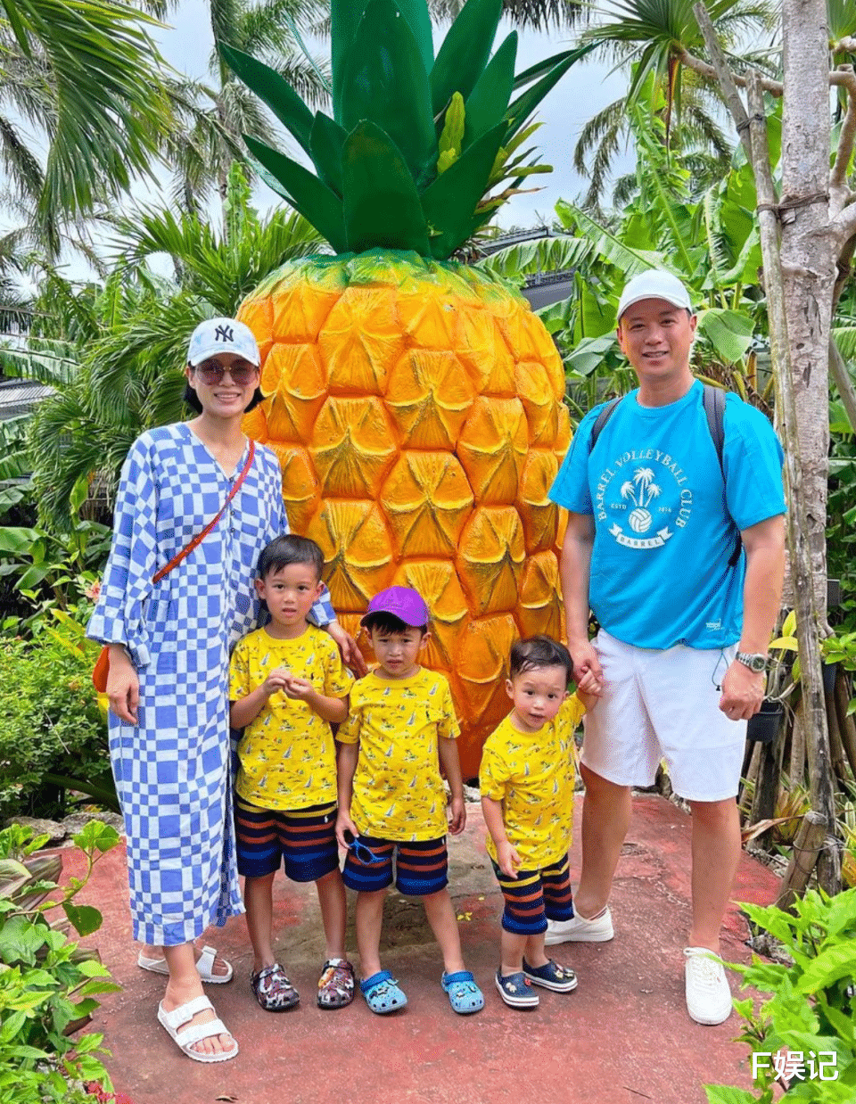 老公李乘德带儿子探班拍古装戏的胡杏儿 夫妻俩手牵手拍甜蜜合影