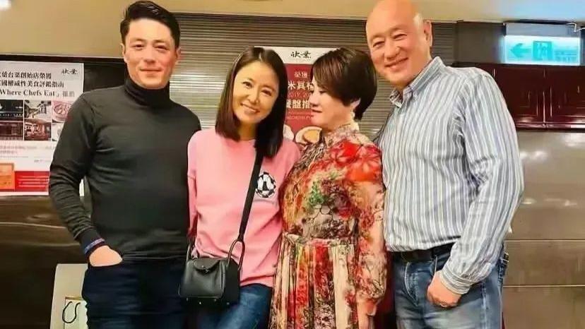 林心如携霍建华给爸妈庆生！她47岁穿卫衣像少女，老公却胖出肚腩