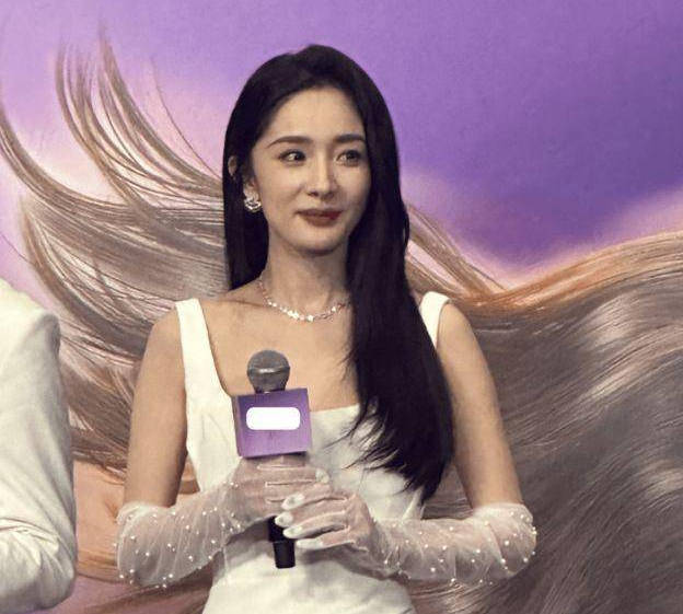 杨幂|杨幂赴港见女儿? 曾遭前公公数次内涵人品